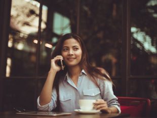 faire attendre les clients dans le restaurant